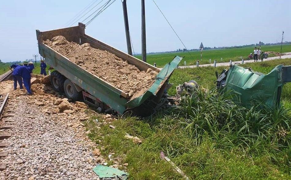 tàu hỏa tông văng xe chở đât ảnh 1 tau hoa tong vang xe cho dat anh 1