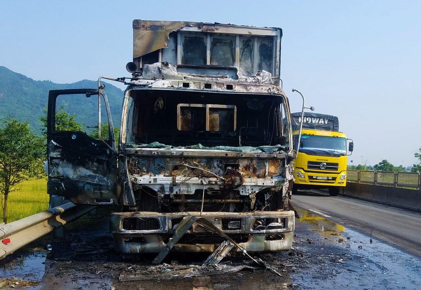 xe chở hàng cháy trên xe khách ảnh 1 xe cho hang chay tren xe khach anh 1