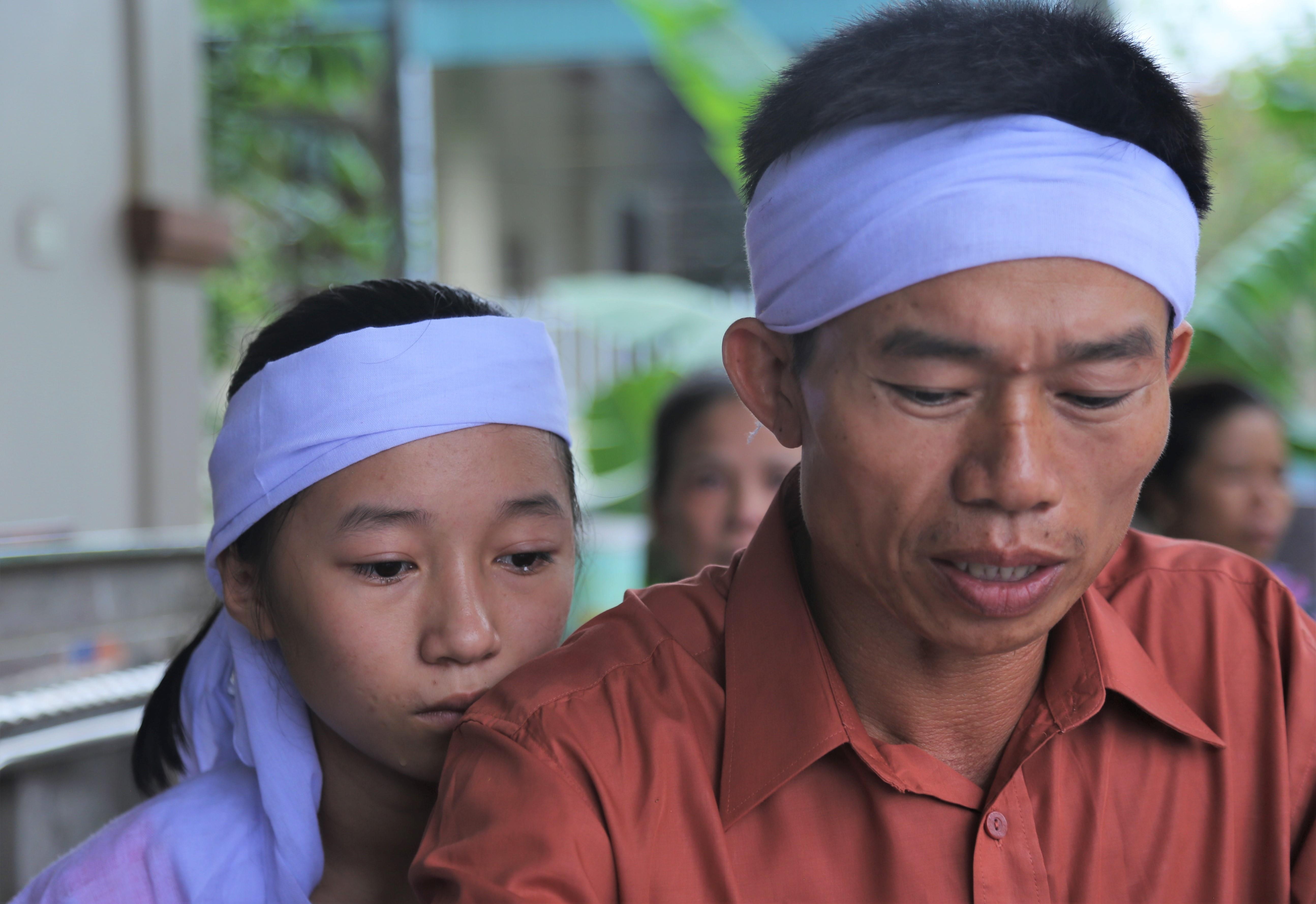 Nguoi than dau don truoc cai chet cua san phu sau ca mo sinh hinh anh