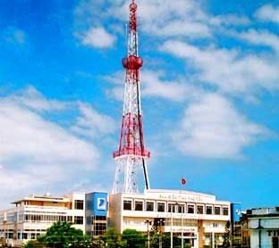 Giam doc dai PT-TH tinh bi ky luat vi moi thay cung lam le o co quan hinh anh