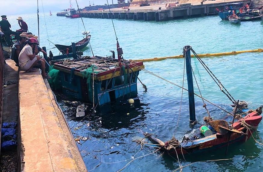 Hai tau ca bi song bien danh chim hinh anh