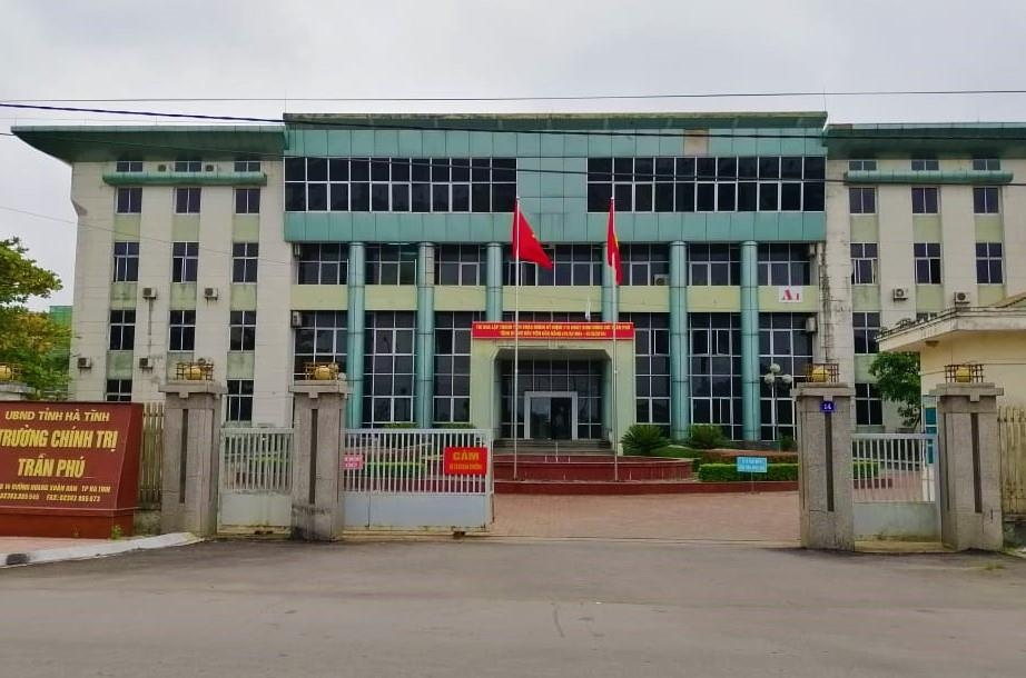 Can bo truong chinh tri noi xau lanh dao len Facebook hinh anh