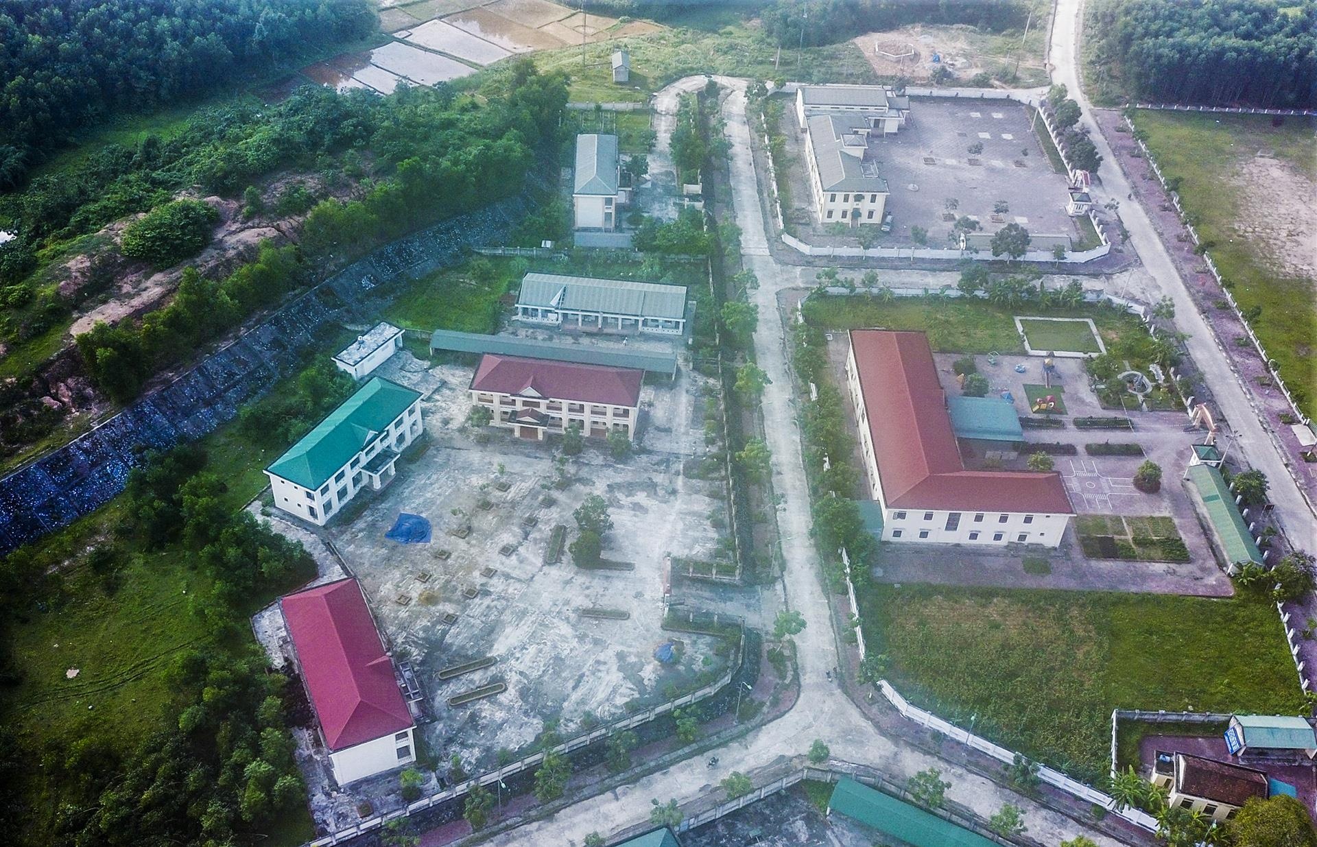 Trường học tiền tỷ bỏ hoang ảnh 2 Truong hoc tien ty bo hoang anh 2