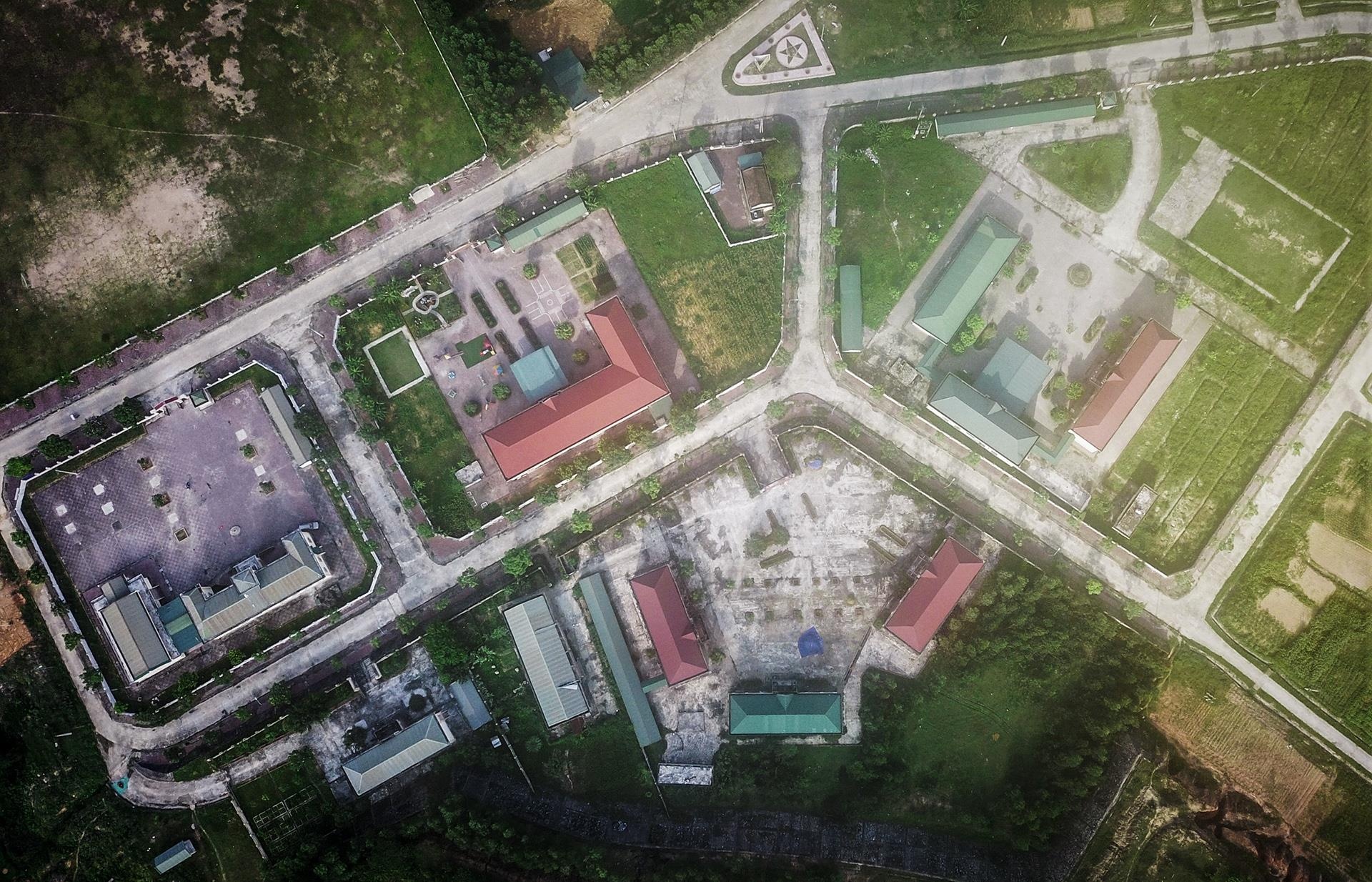 Trường học tiền tỷ bỏ hoang ảnh 1 Truong hoc tien ty bo hoang anh 1