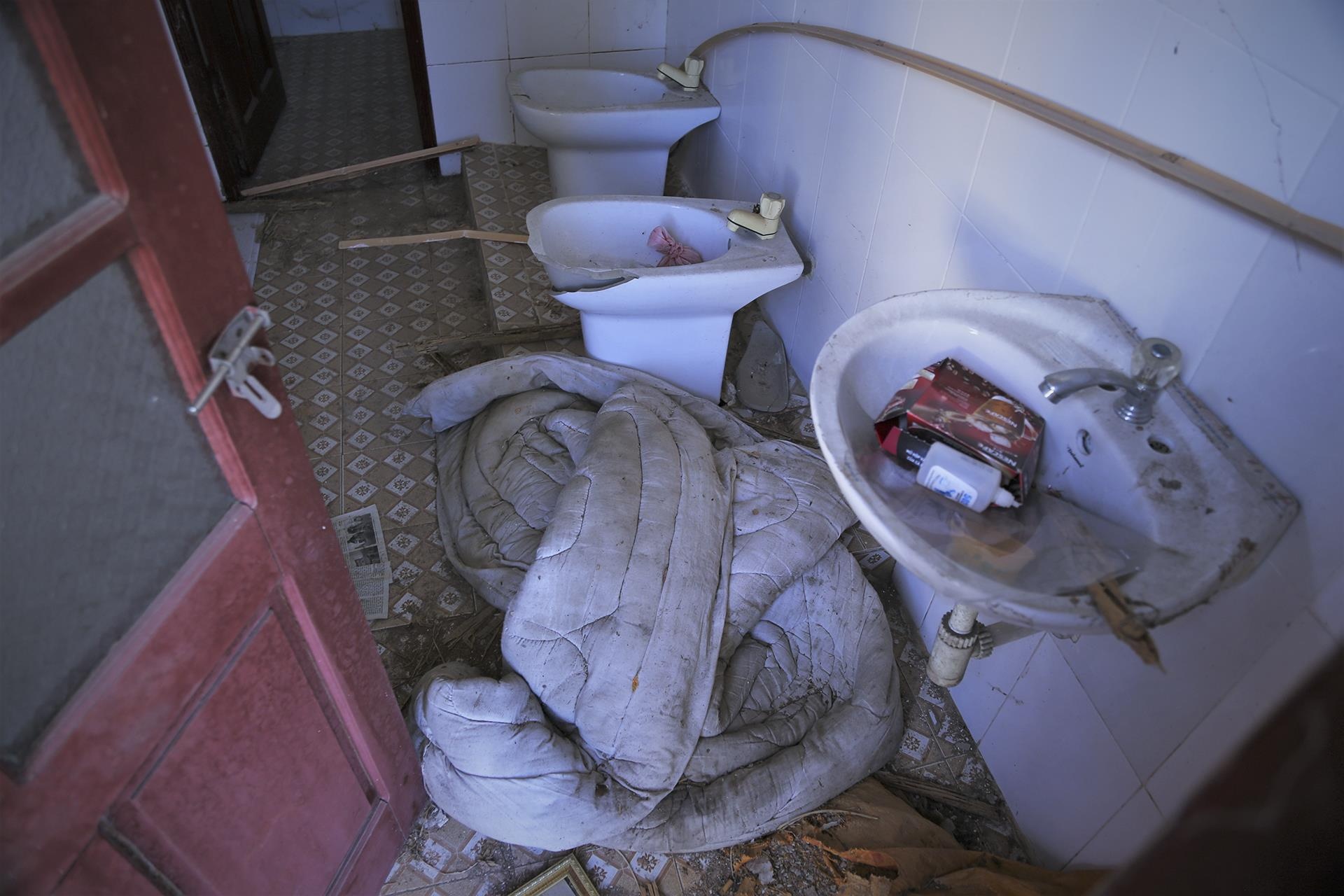 Truong hon 16 ty dong bo hoang, nguoi dan tan dung phoi rom, tha bo hinh anh