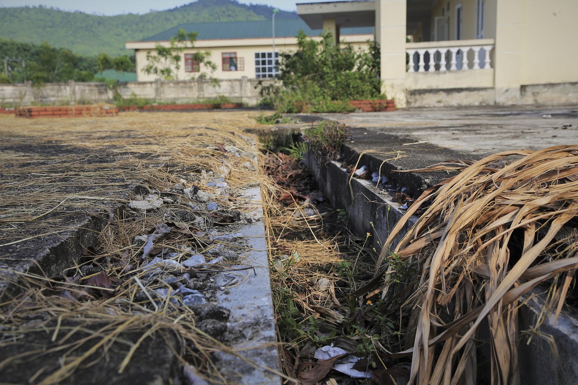 Trường học tiền tỷ bỏ hoang ảnh 11 Truong hoc tien ty bo hoang anh 11