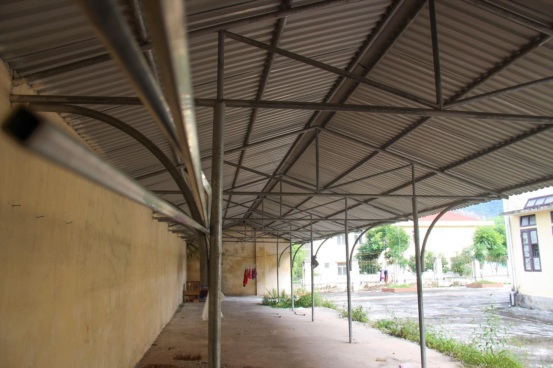 Trường học tiền tỷ bỏ hoang ảnh 9 Truong hoc tien ty bo hoang anh 9