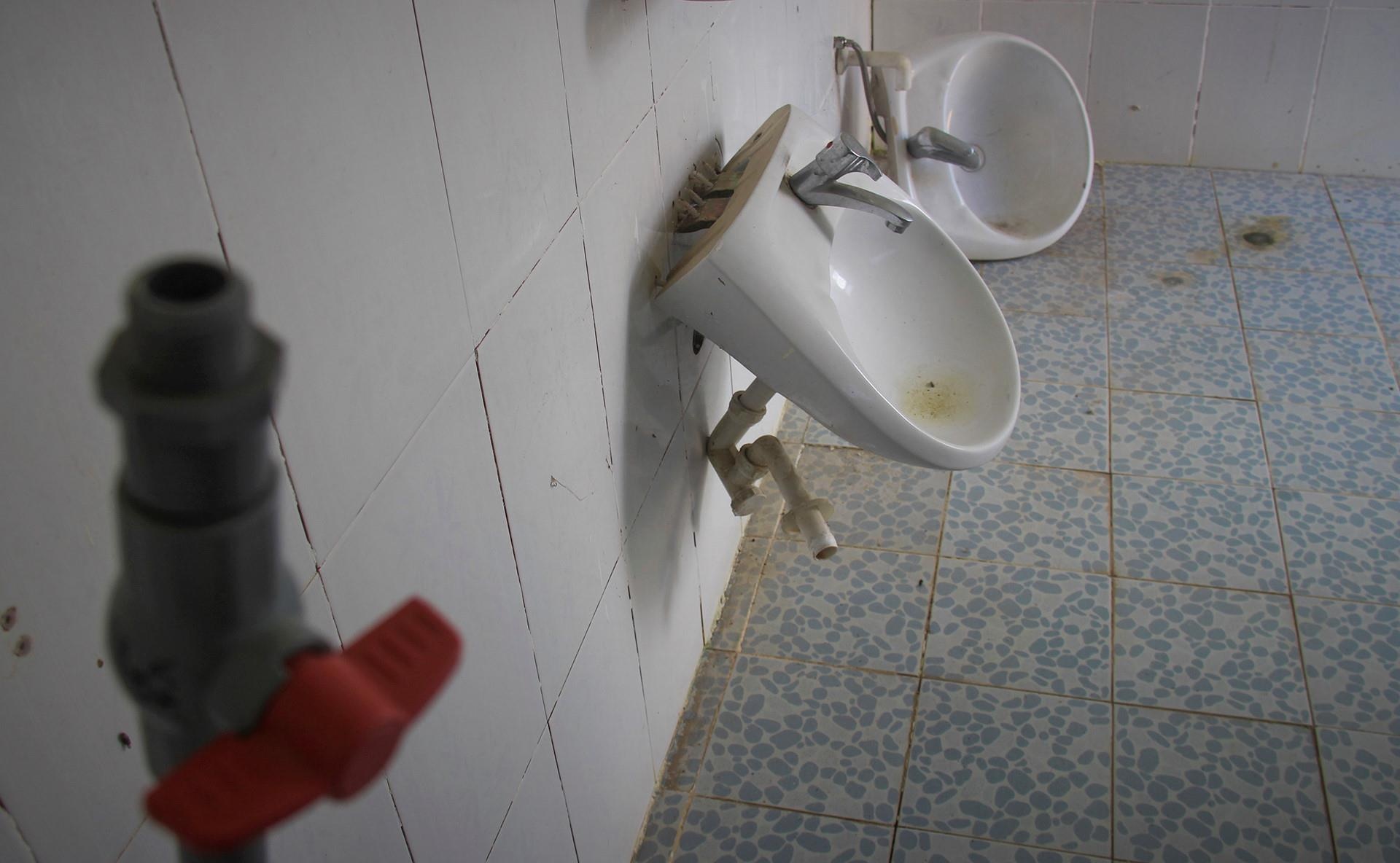 Trường học tiền tỷ bỏ hoang ảnh 8 Truong hoc tien ty bo hoang anh 8