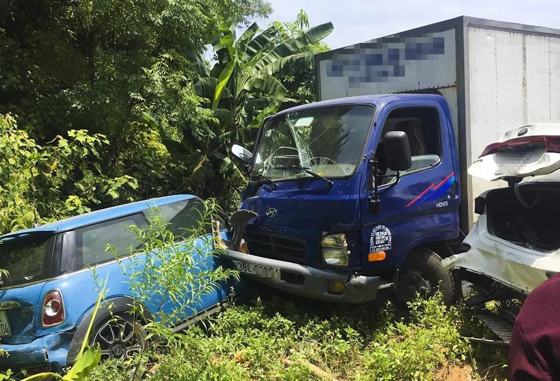 Oto tai cho bia tong lien tiep doan xe ruoc dau hinh anh