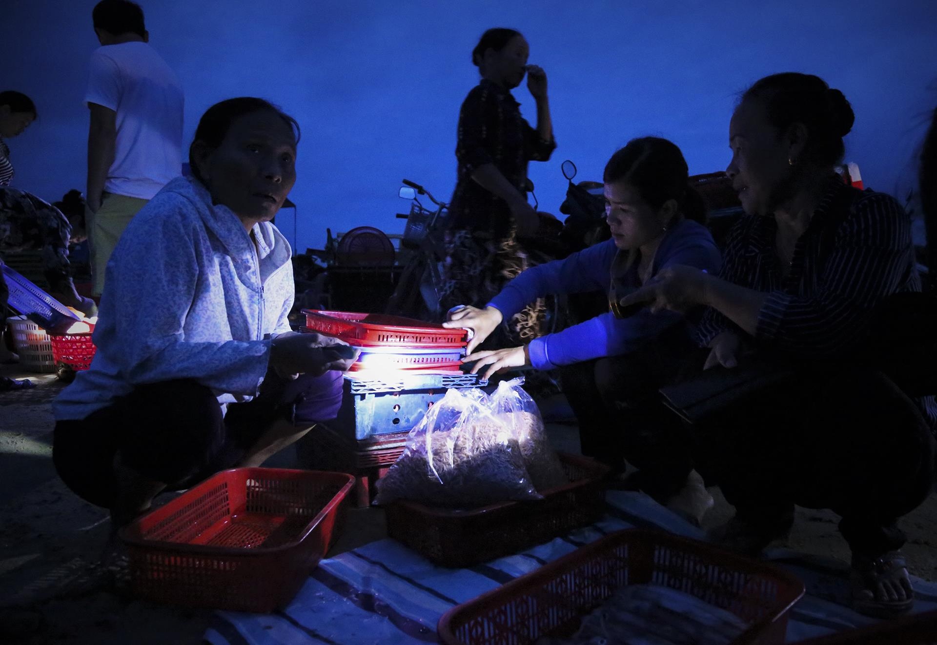 cho ca luc rang sang tren bo bien anh 2