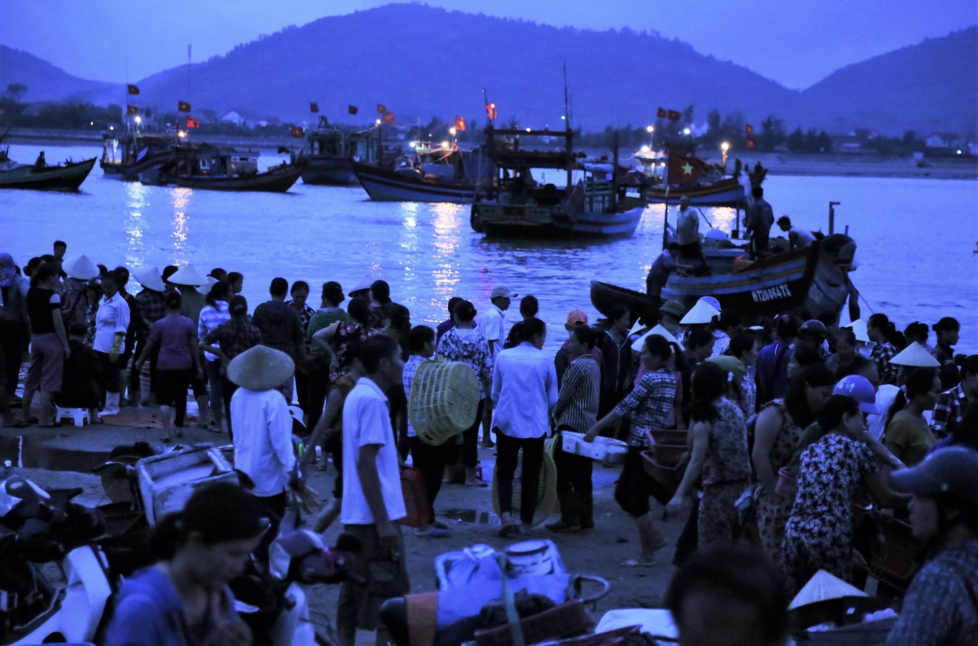 cho ca luc rang sang tren bo bien anh 1