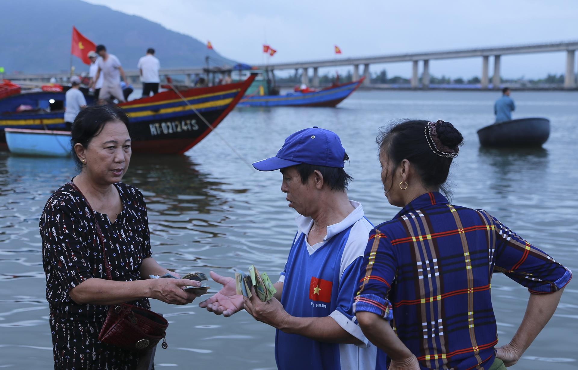 cho ca luc rang sang tren bo bien anh 14