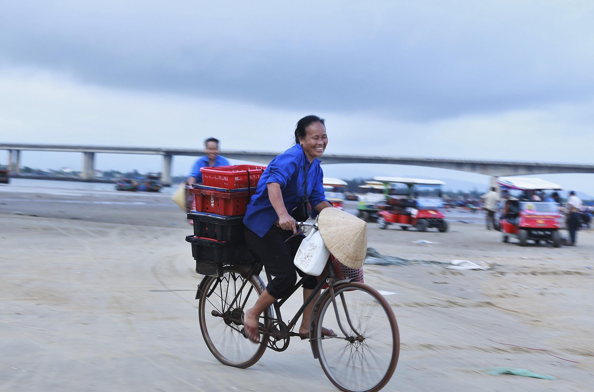 cho ca luc rang sang tren bo bien anh 16