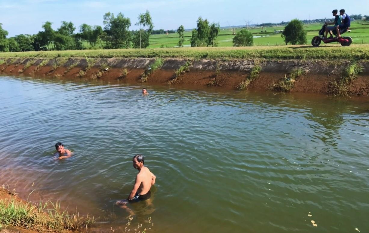 thanh nien duoi nuoc anh 1