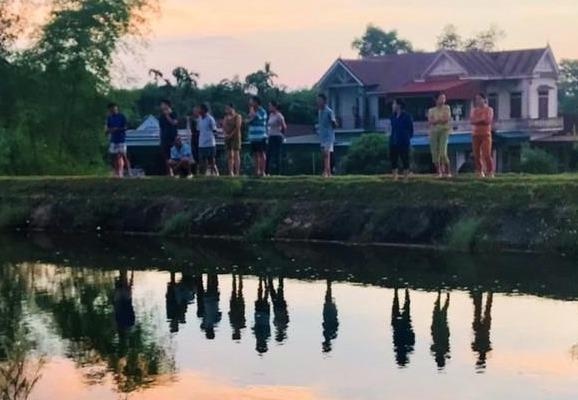 Phat hien thi the nam thanh nien duoi kenh thuy loi hinh anh