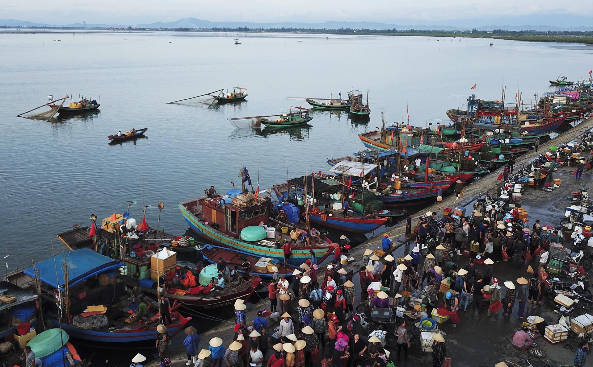 nu phu doi ca noi cang bien anh 8