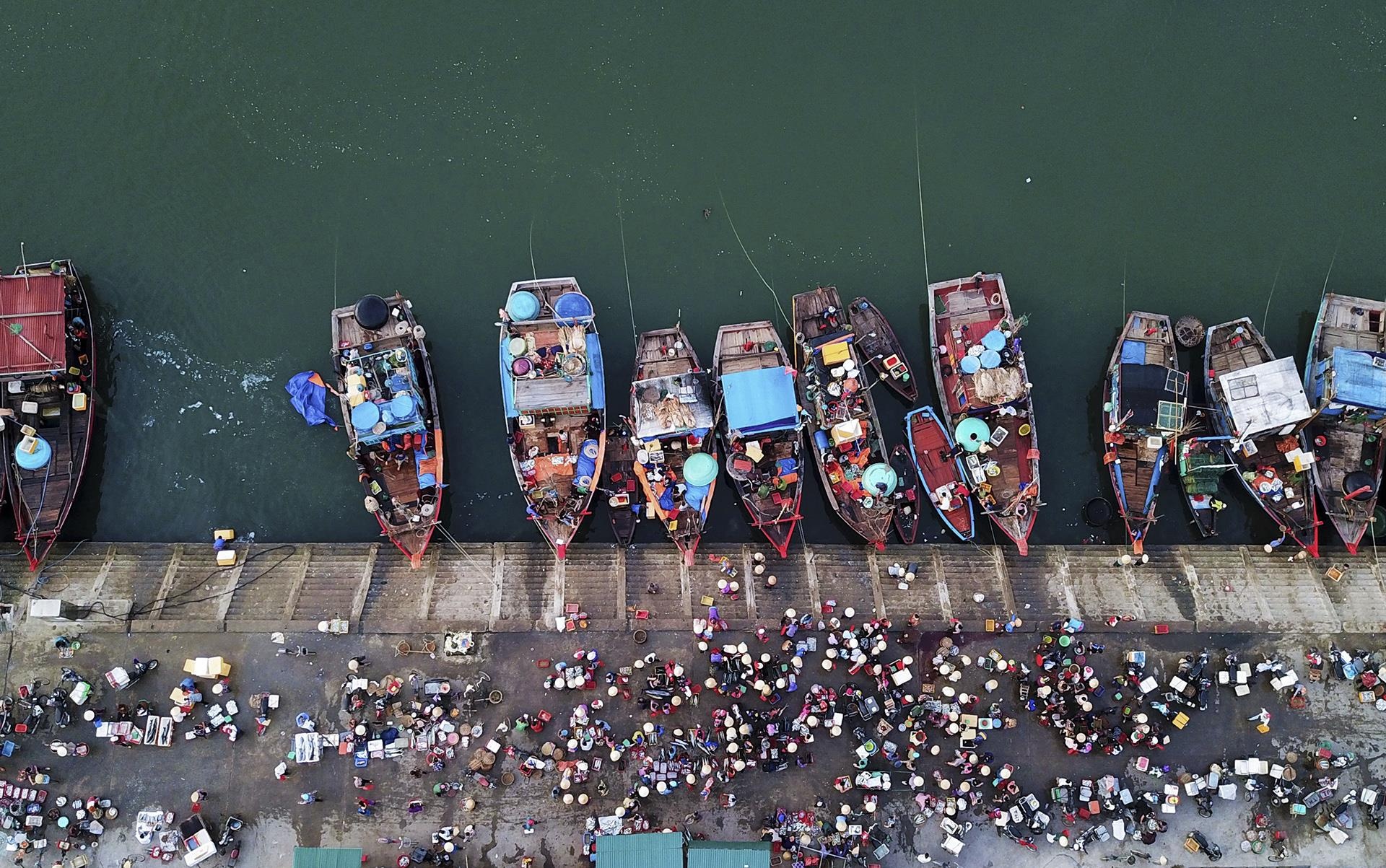 nu phu doi ca noi cang bien anh 9