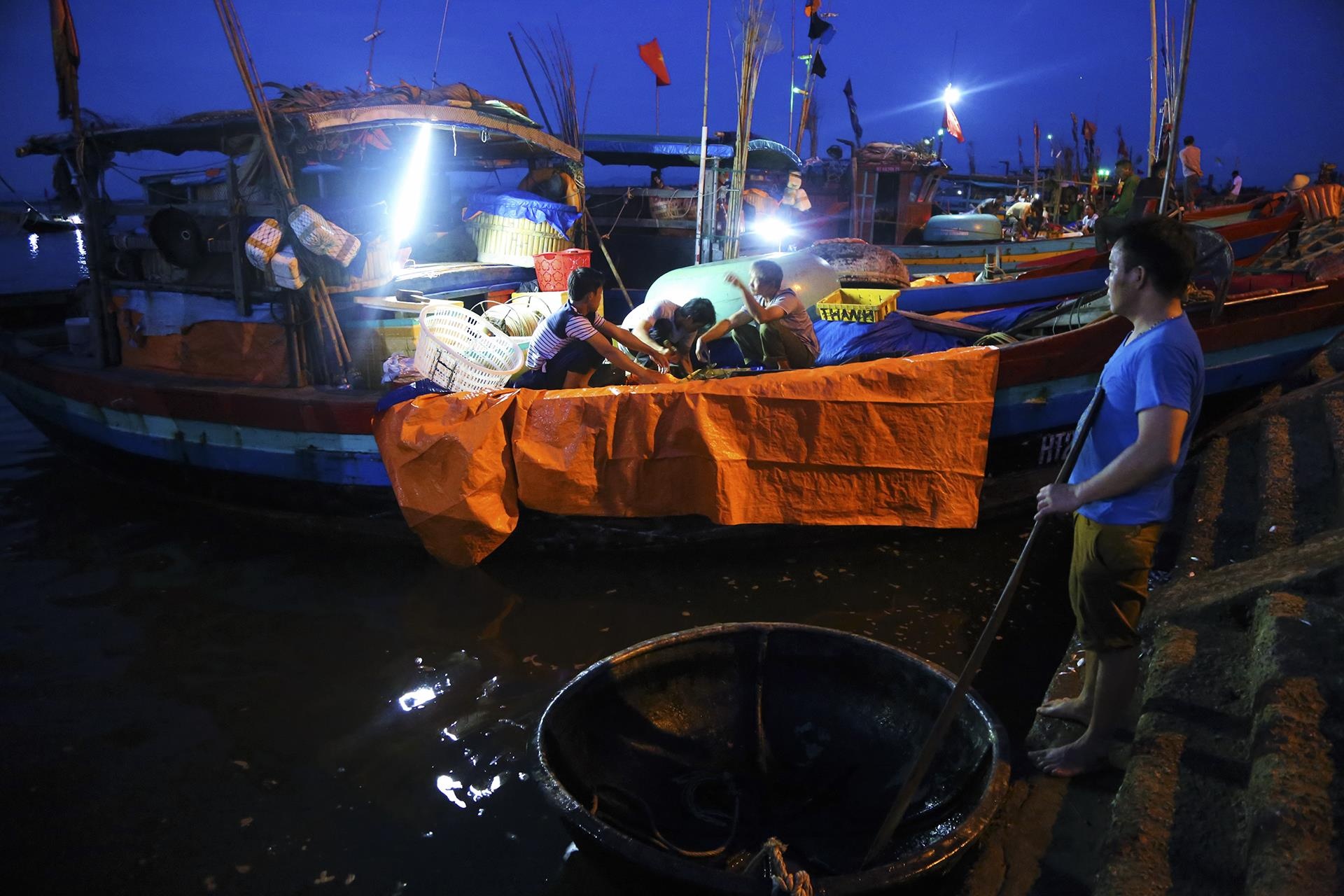 nu phu doi ca noi cang bien anh 2