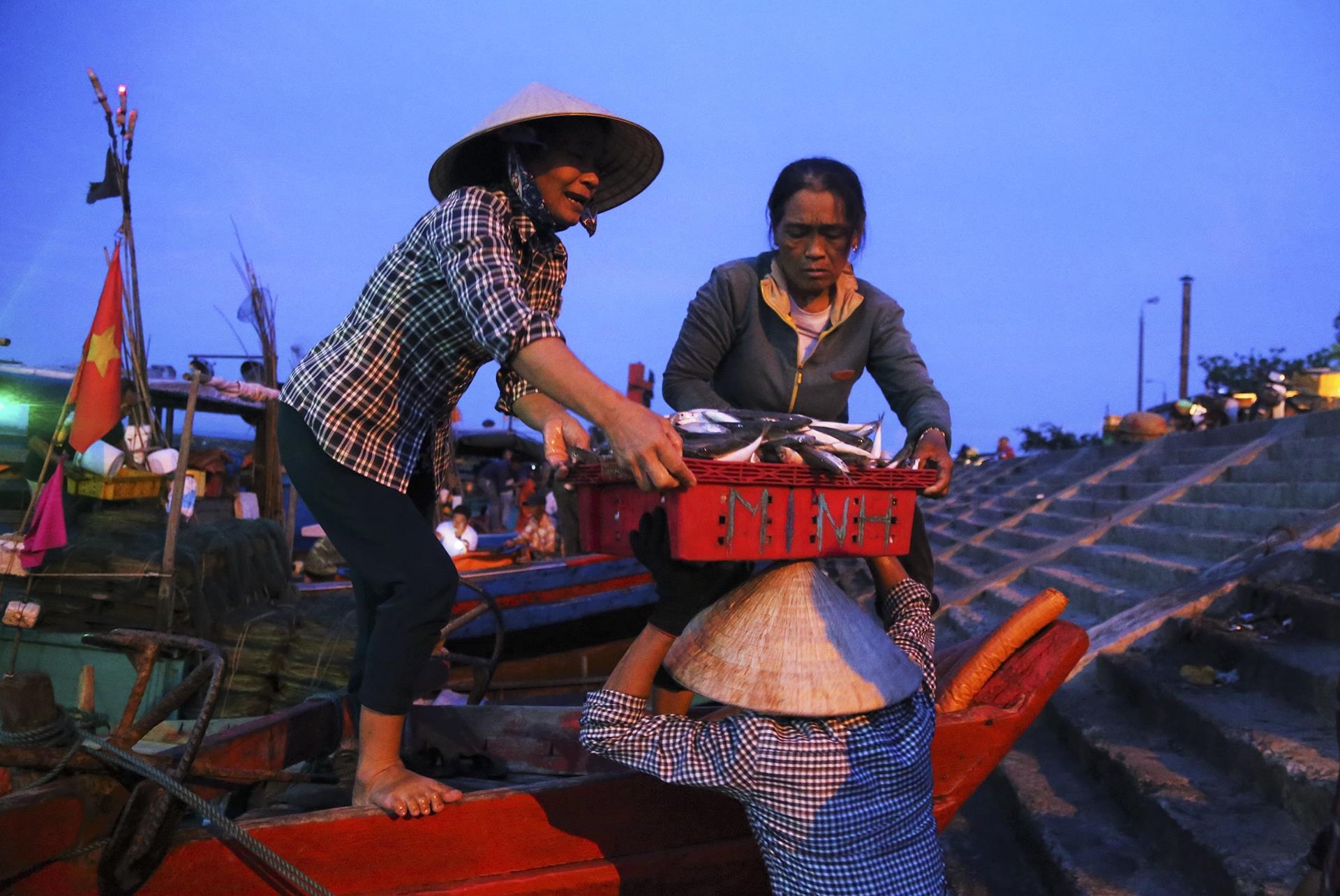 nu phu doi ca noi cang bien anh 4