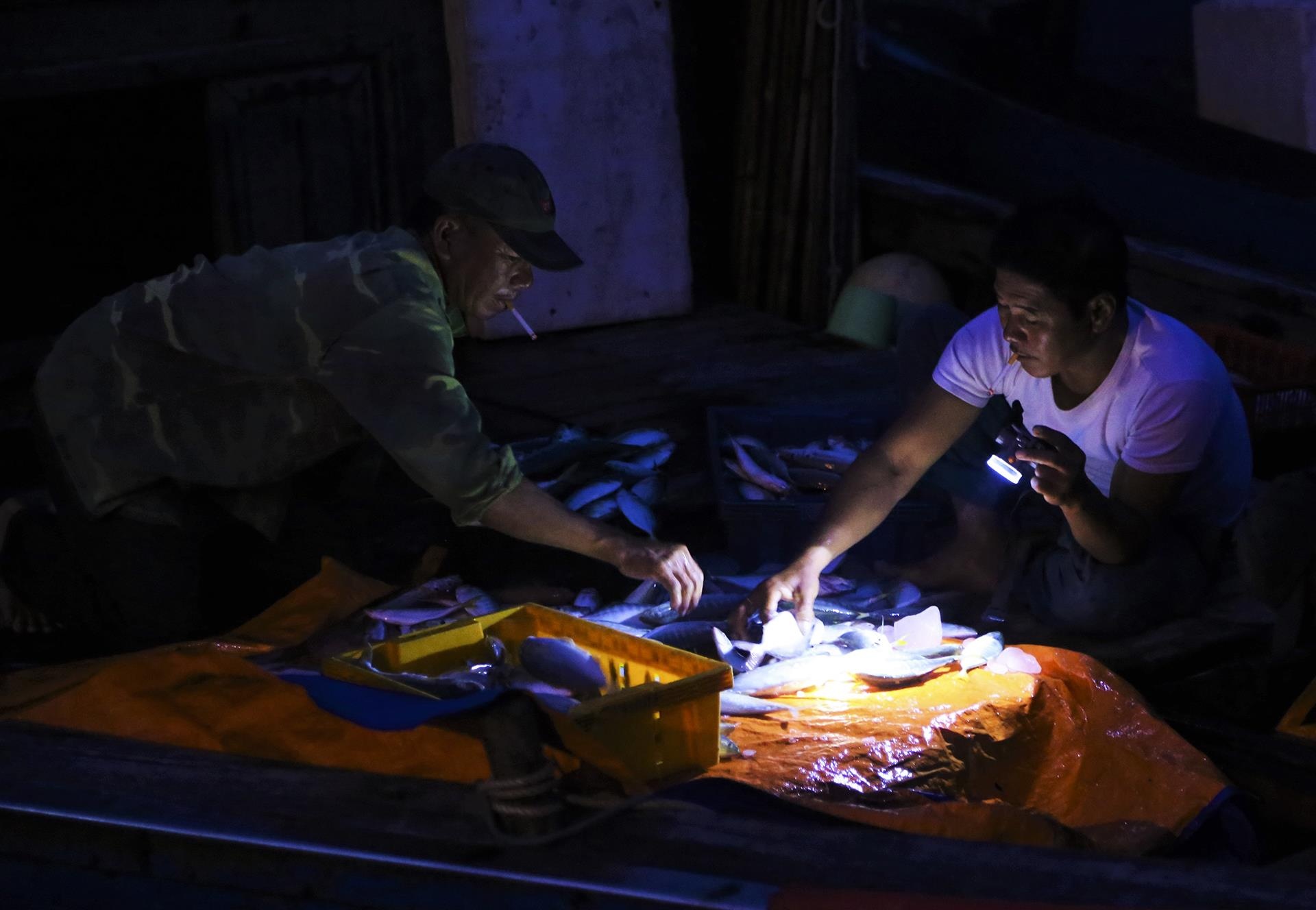 nu phu doi ca noi cang bien anh 3