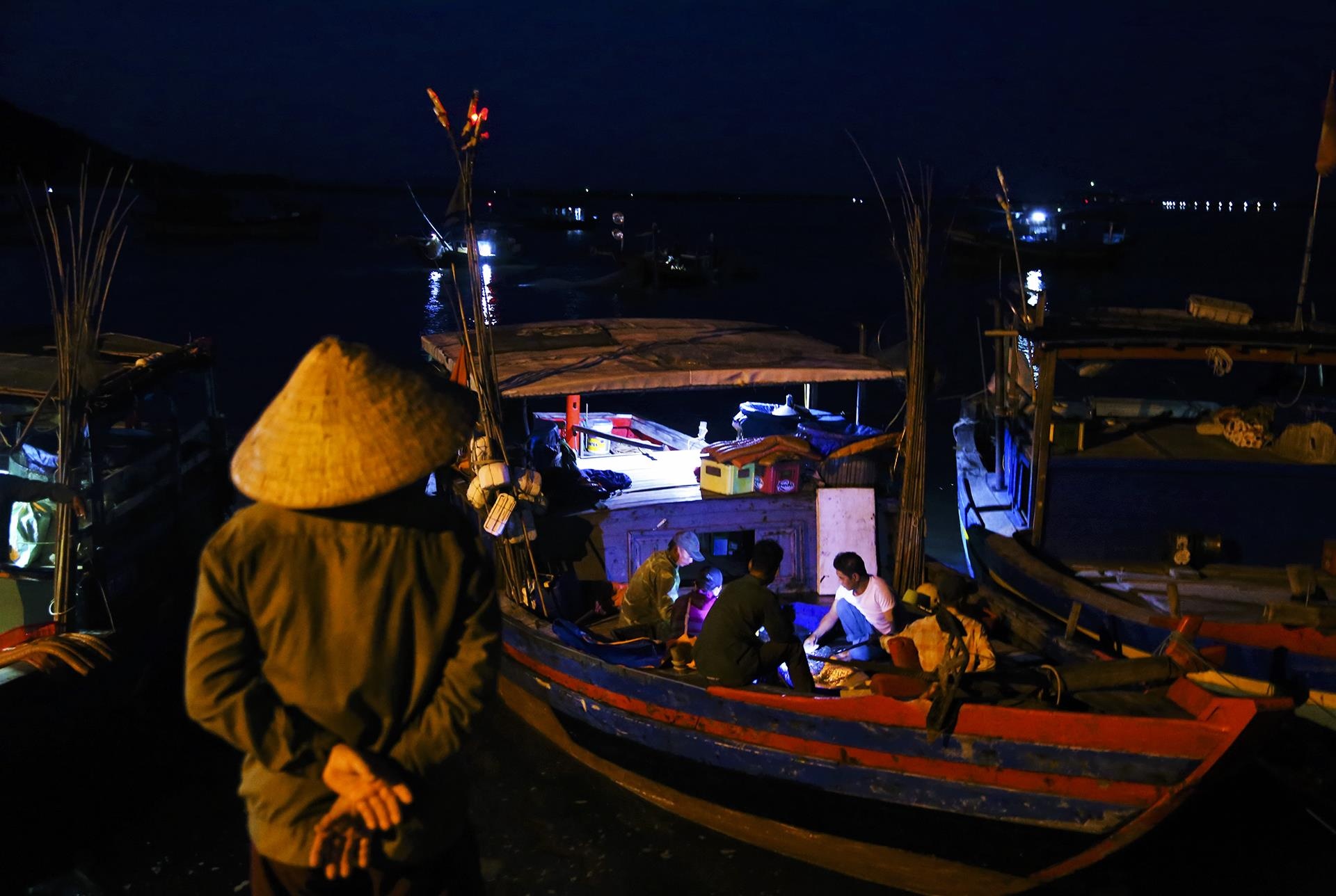 nu phu doi ca noi cang bien anh 1