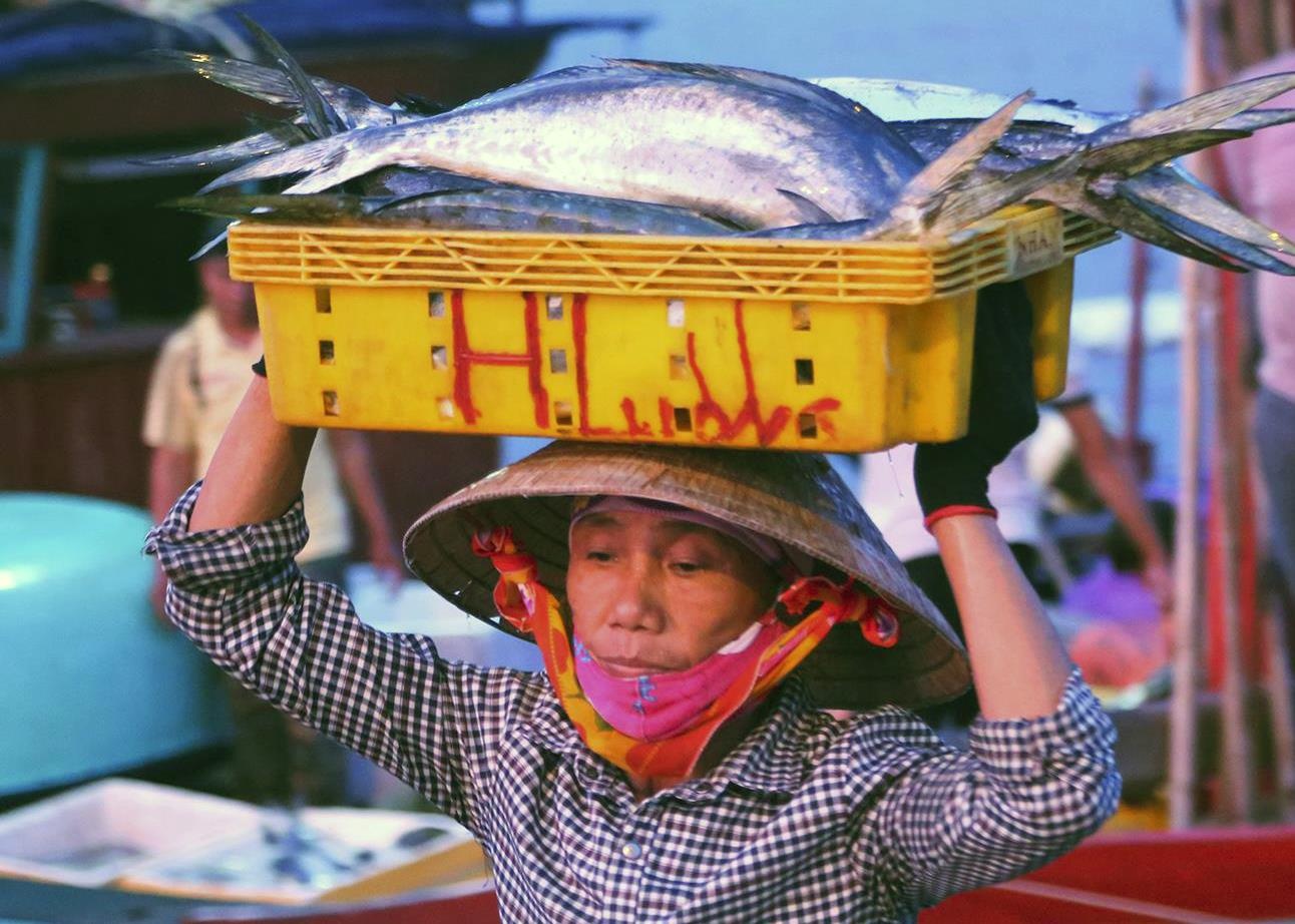 nu phu doi ca noi cang bien anh 5