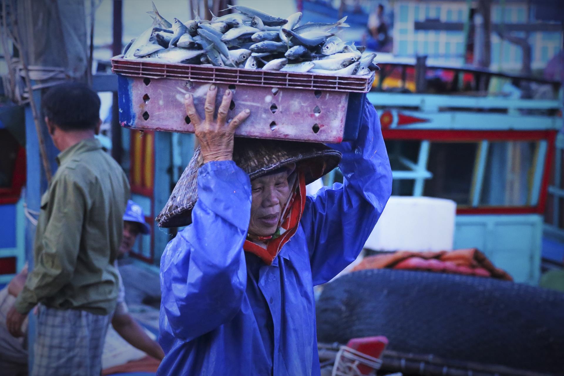 Nhung phu nu doi thue hang tan ca tren dau tu thuyen len bo hinh anh