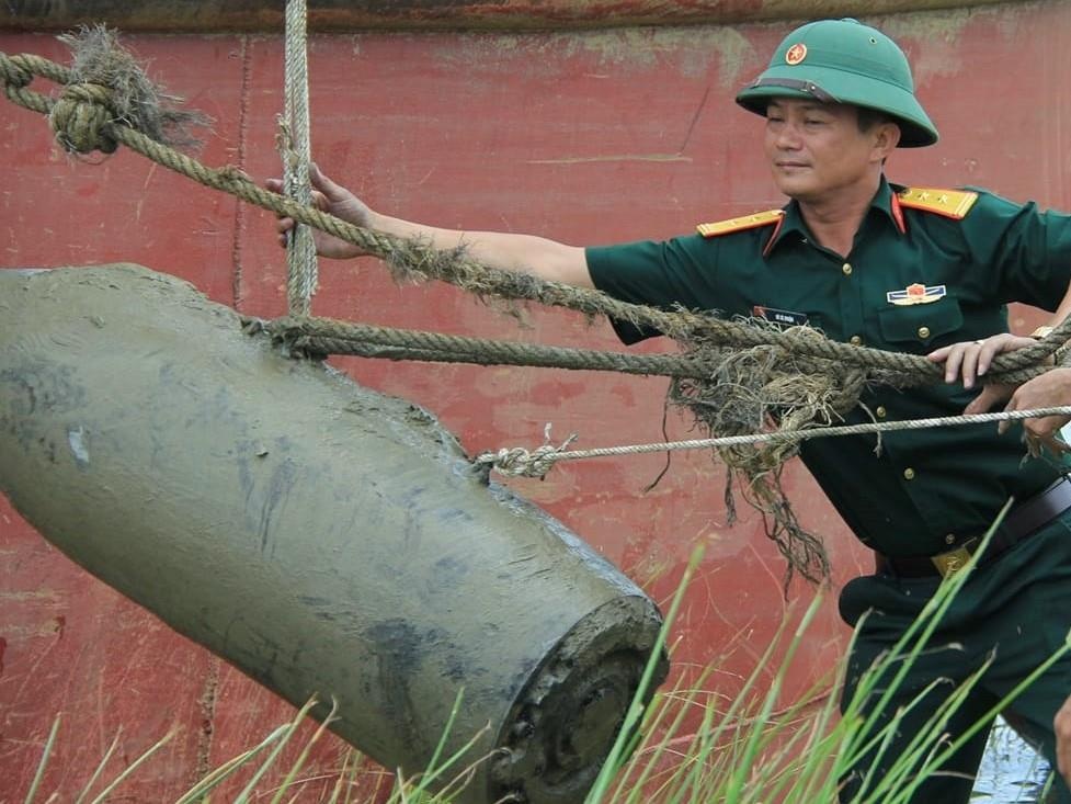 Truc vot qua bom 400 kg vuong luoi ngu dan hinh anh