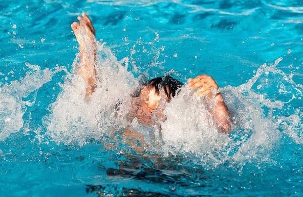 Hai me con duoi nuoc khi di mo oc hinh anh