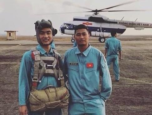 Phi cong 21 tuoi va mon qua nho tang me truoc luc hy sinh hinh anh