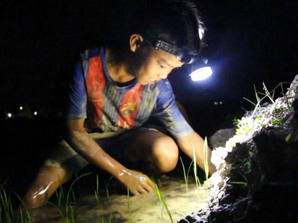 'Doi quan' loi bun bat cua dong giua dem hinh anh