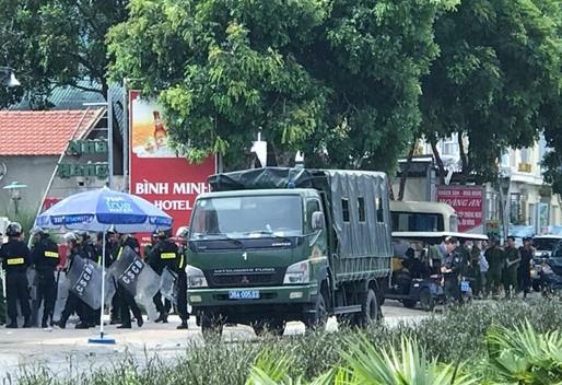 Huy dong khan canh sat ngan chan vu xo xat o bien Hai Tien hinh anh