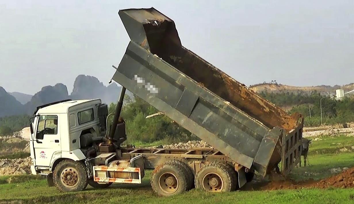 Phat hien thi the thanh nien bi vui trong thung xe tai cho dat hinh anh