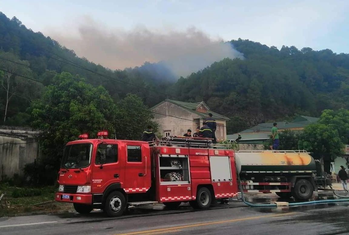 Chan quoc lo 1, ngan xe vao khu vuc chay rung o Ha Tinh hinh anh