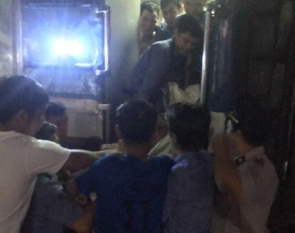 Nhân viên tàu SE10 đỡ đẻ ảnh 1 Nhan vien tau SE10 do de anh 1