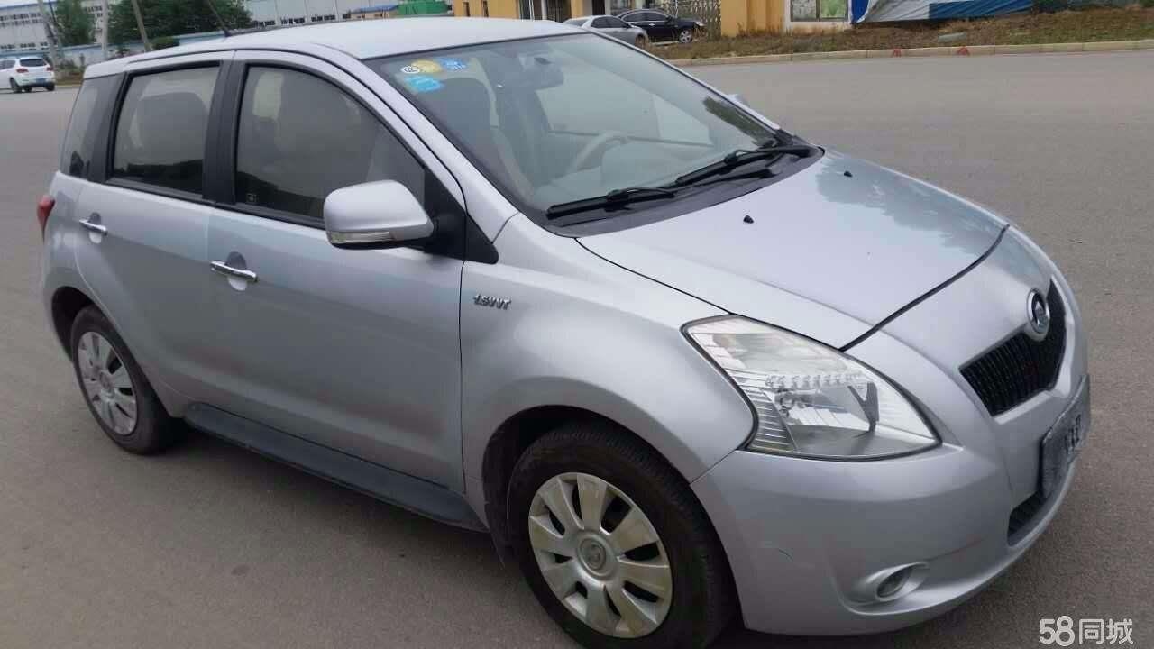 Thi the vo danh ben cao toc va chiec xe day mau gan hien truong hinh anh