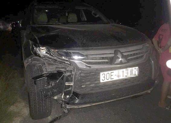 Va cham voi oto 7 cho, 3 em nho di xe dap dien tu vong hinh anh