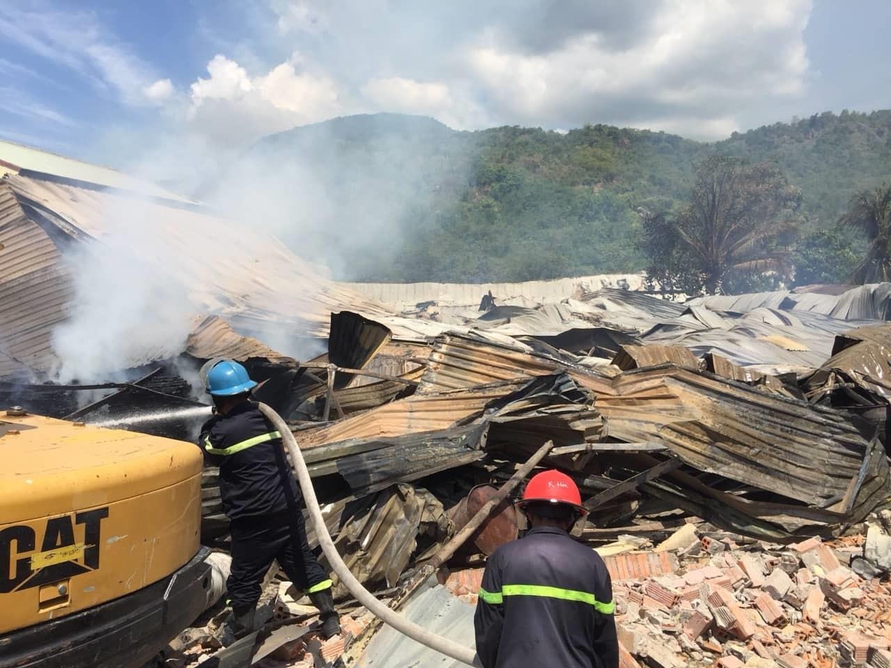 Xuong che bien go 2.000 m2 bi thieu rui, thiet hai hang chuc ty dong hinh anh