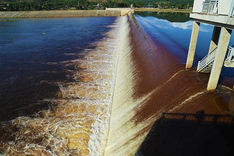 Truy nguyen nhan nuoc dap thuy loi Ngan Truoi doi mau, boc mui hoi hinh anh