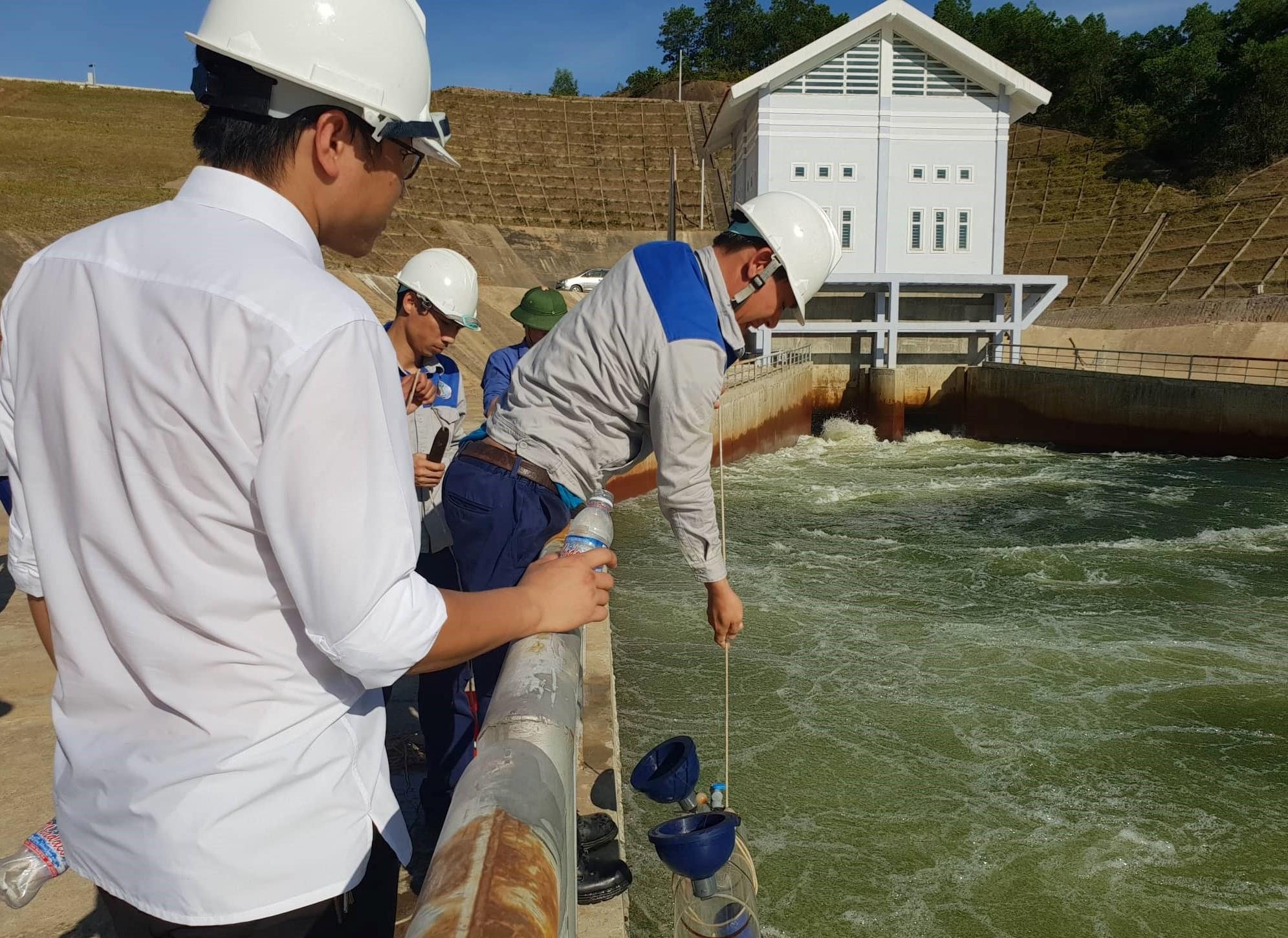 nuoc dap thuy loi doi mau anh 2