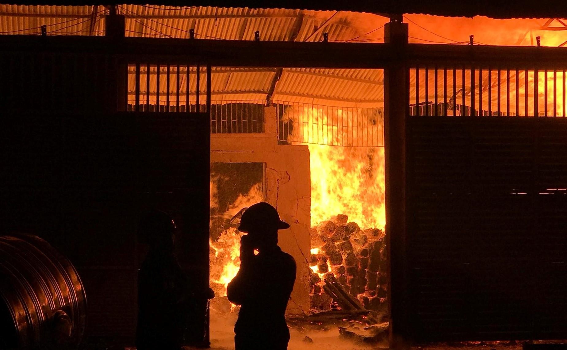 Kho go tien ty chay rui trong dem hinh anh