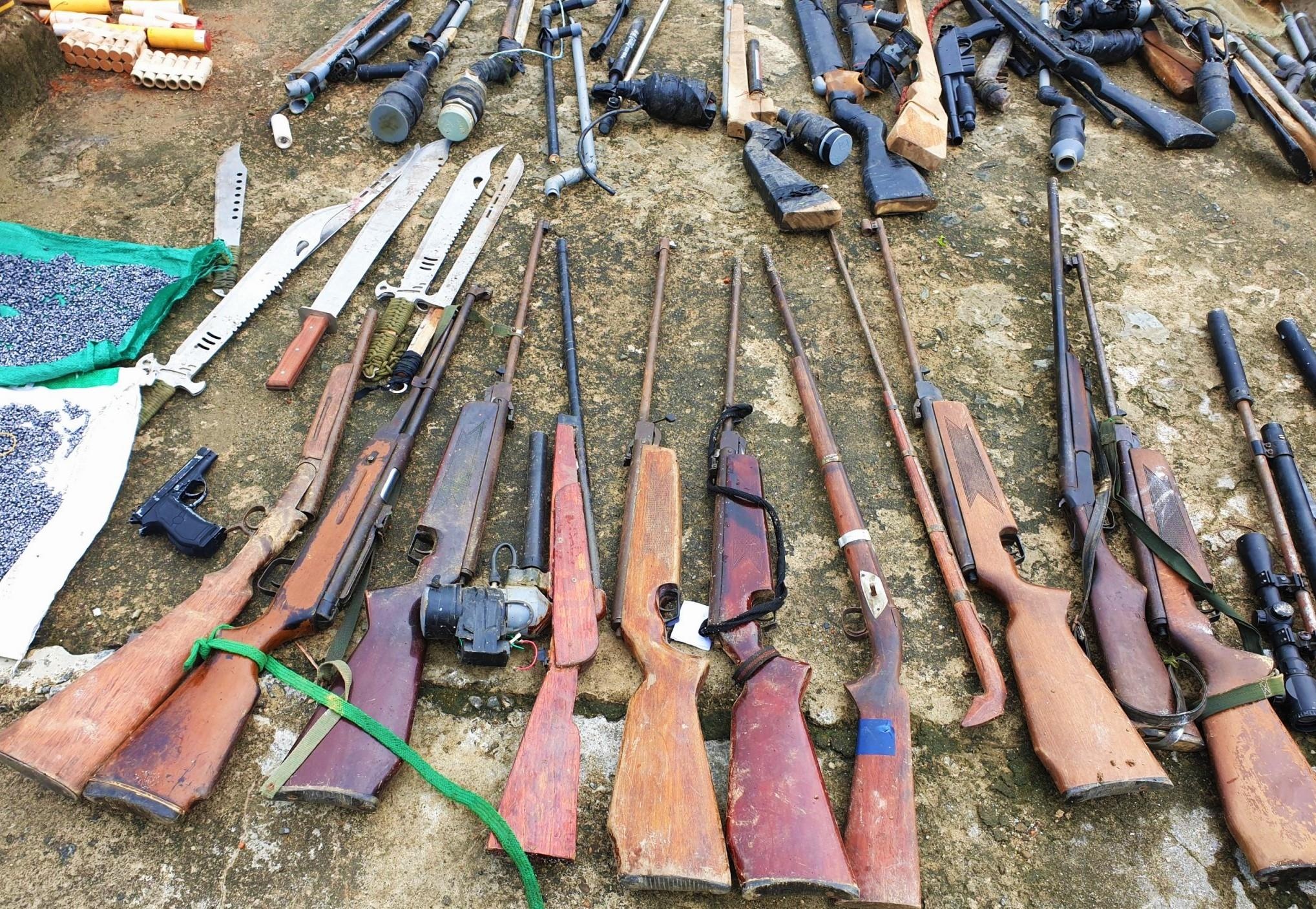 Canh sat tieu huy hon 230 khau sung hinh anh