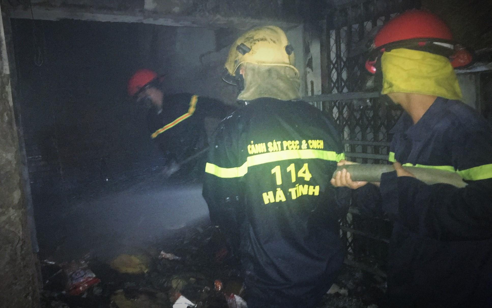 Hon 200 canh sat khong che lua trong dem o cho Voi hinh anh