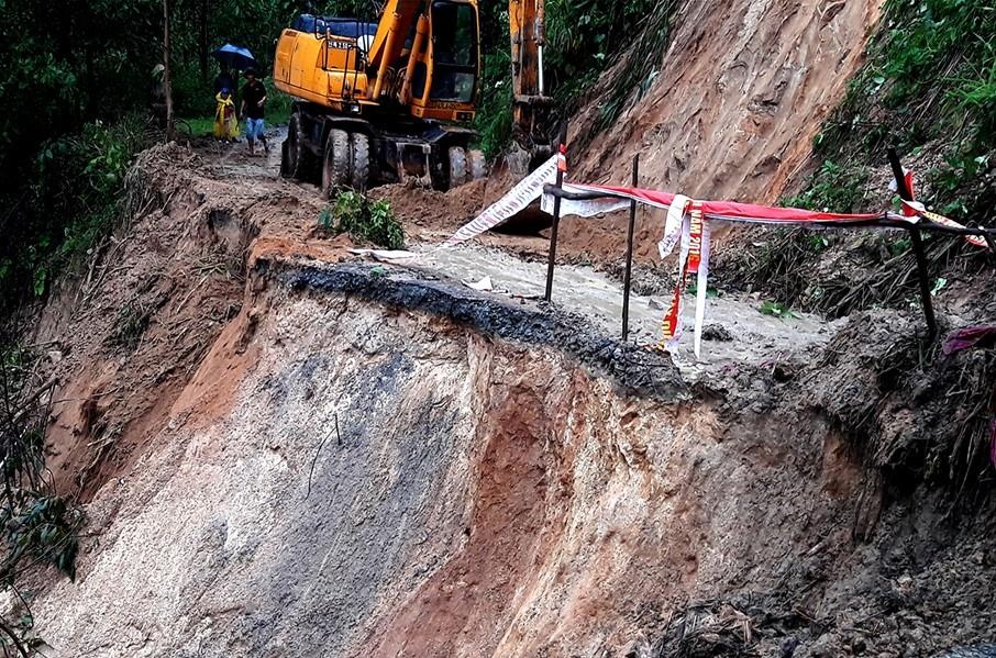 Truong cong an xa bi dat da vui khi di kiem tra lu hinh anh