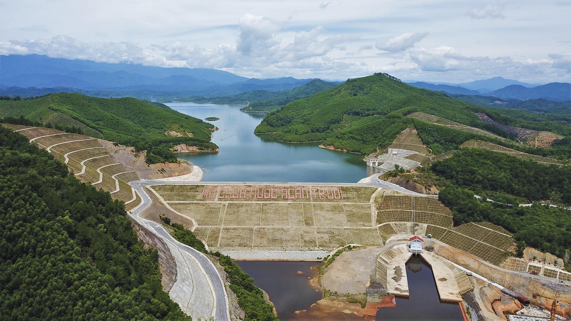 Cay coi tro ngon ben trong ho chua nuoc lon thu 3 Viet Nam hinh anh