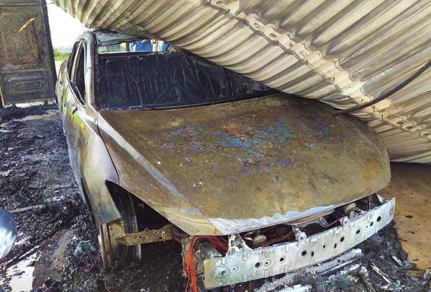 Lua boc ngun ngut trong gara oto, xe Mazda 5 cho bi thieu rui hinh anh