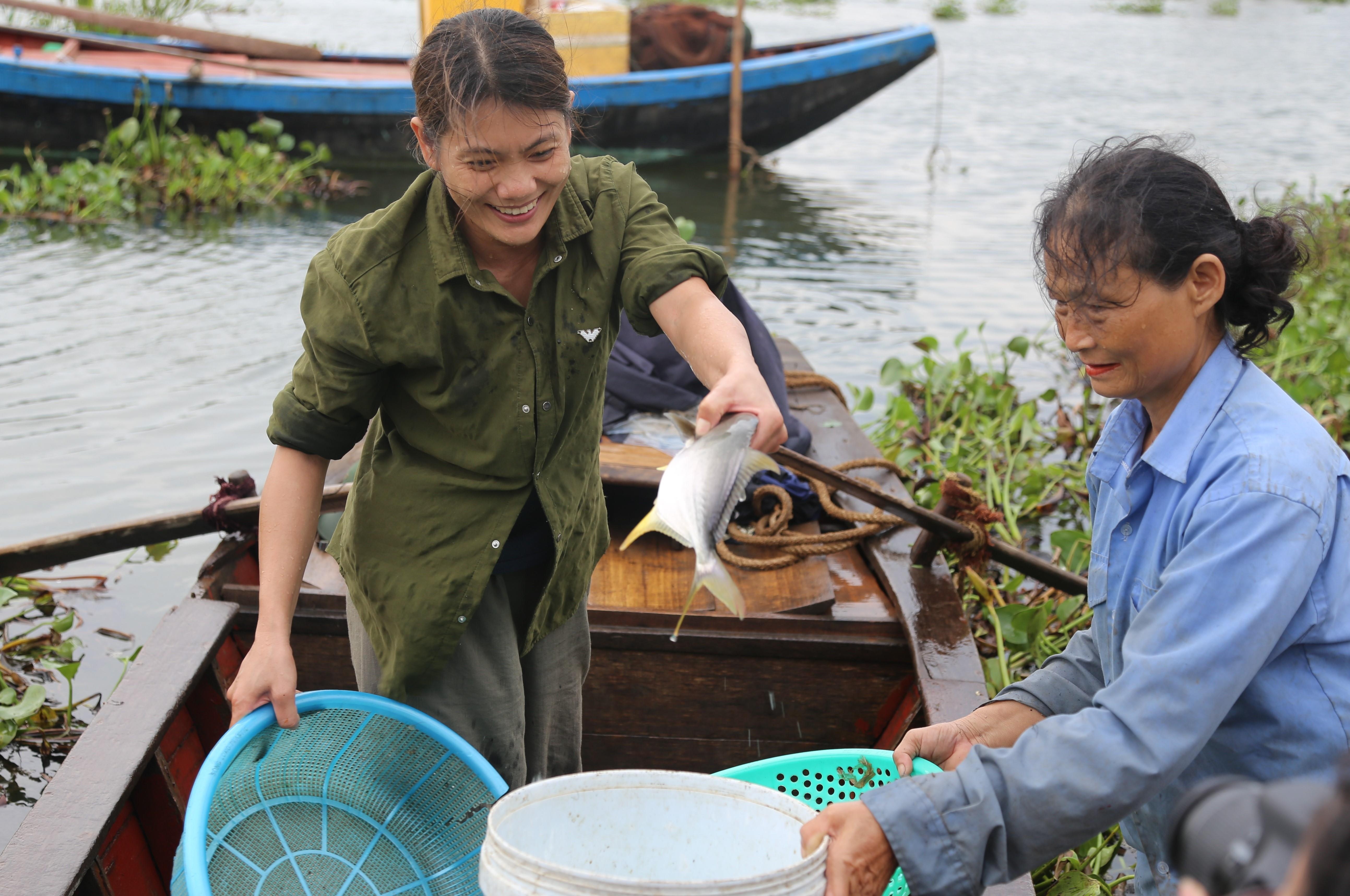 Canh nguoi dan 'cong ca' vao trong de chay bao so 4 hinh anh
