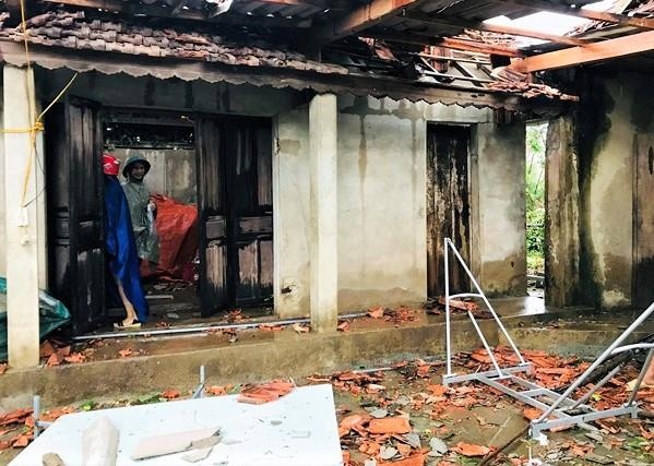 Loc xoay lam toc mai hon 40 can nha o Ha Tinh hinh anh