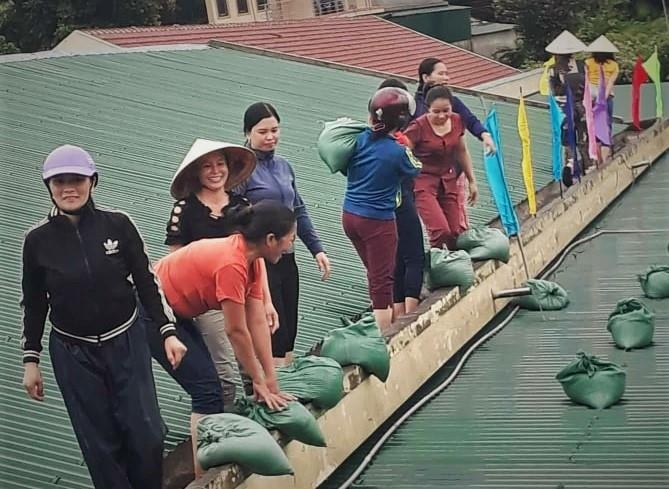 Nu giao vien mam non om cat gia co mai nha chong bao so 4 o Ha Tinh hinh anh