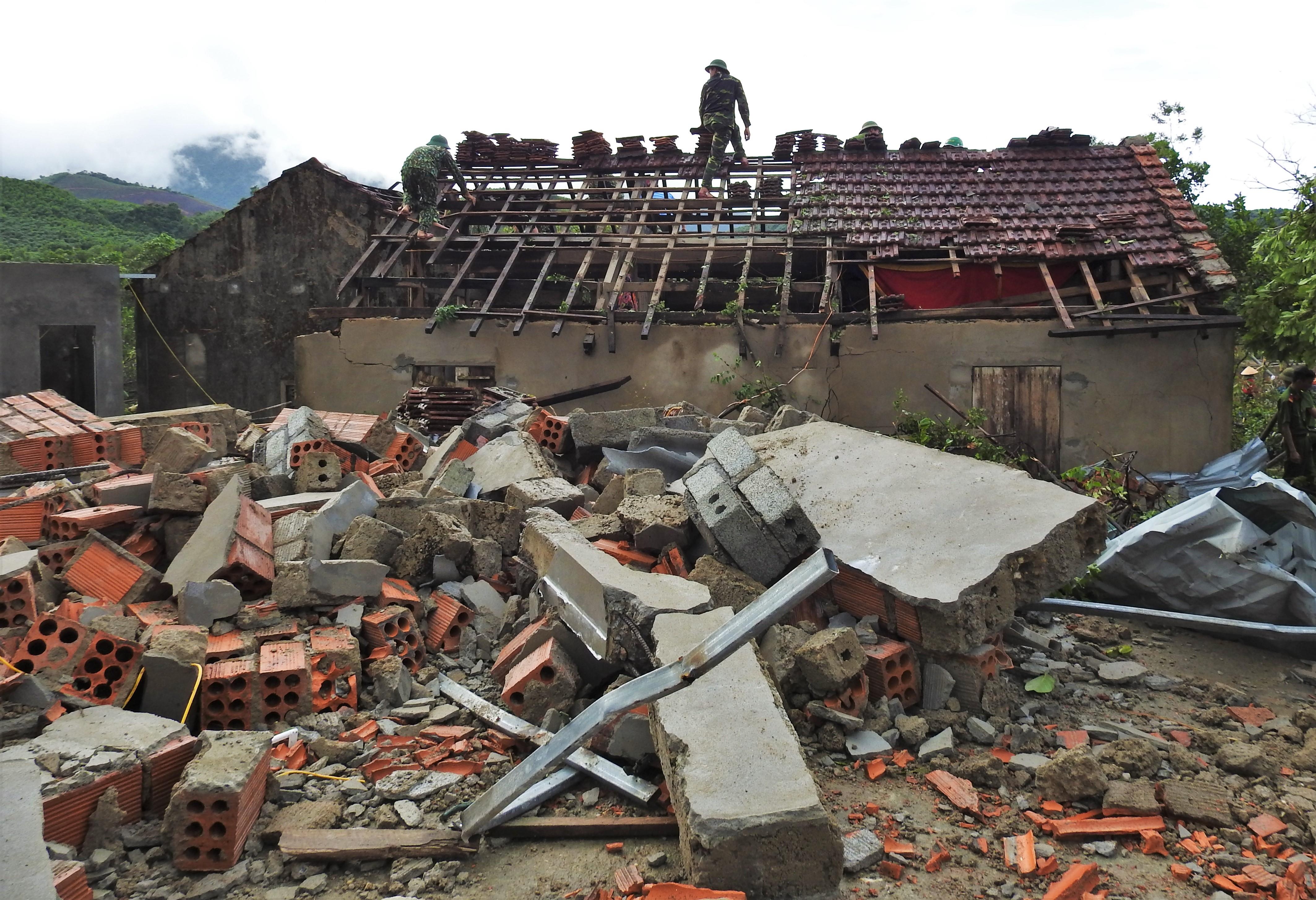 Canh tan hoang sau tran loc xoay 10 phut o Ha Tinh hinh anh